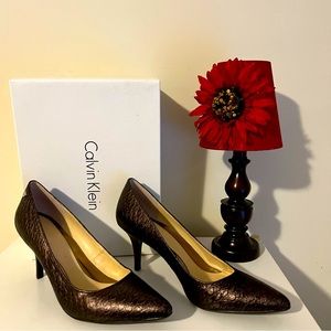 CALVIN KLEIN, Ashley Bronze Metallic Textured Pattern Pump, Size 8